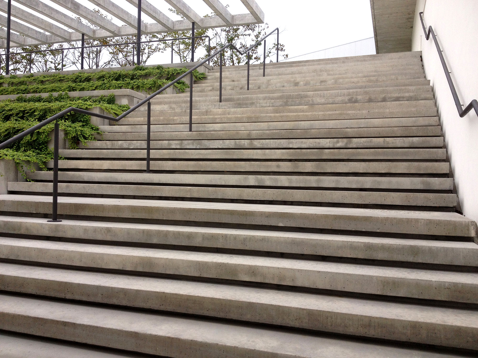Escalinata de hormigón prefabricado arquitectónico sin anclajes vistos